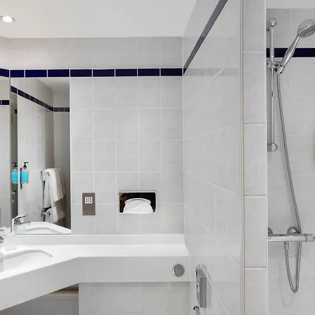 Holiday Inn Express Poole By Ihg Esterno foto